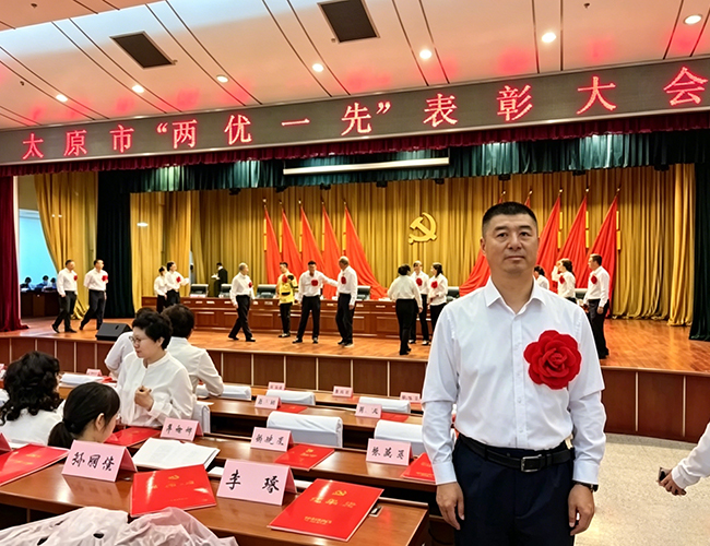 在全市&nbsp;“两优一先”&nbsp;表彰大会上，我集团张