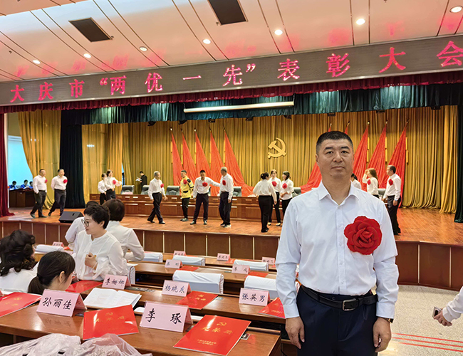 在全市&nbsp;“两优一先”&nbsp;表彰大会上，我集团张